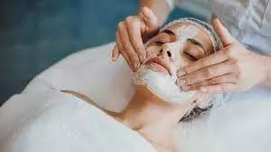 How To Do Facial With Rice: बिना पार्लर जाए अपने चेहरे को चमकदार बनाएं How To Do Facial With Rice: बिना पार्लर जाए अपने चेहरे को चमकदार बनाएं