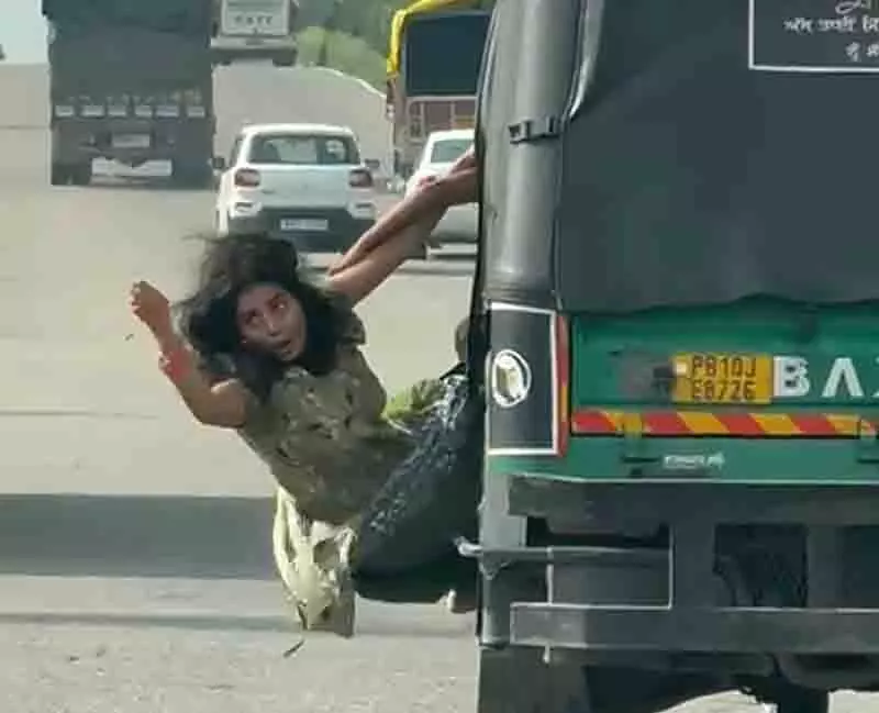 Punjab: हाईवे पर हुई भयावह घटना, बहादुर महिला के भतीजे ने अपनी आपबीती सुनाई Punjab: हाईवे पर हुई भयावह घटना, बहादुर महिला के भतीजे ने अपनी आपबीती सुनाई