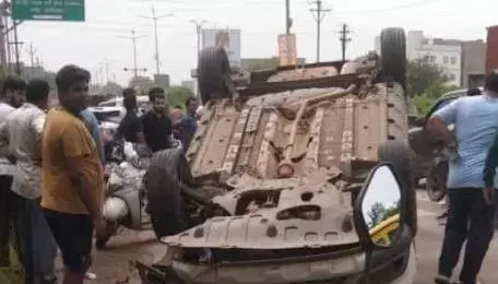 माना में बीजेपी दफ्तर के सामने बड़ा हादसा, कार और बाइक की हुई भिड़ंत माना में बीजेपी दफ्तर के सामने बड़ा हादसा, कार और बाइक की हुई भिड़ंत