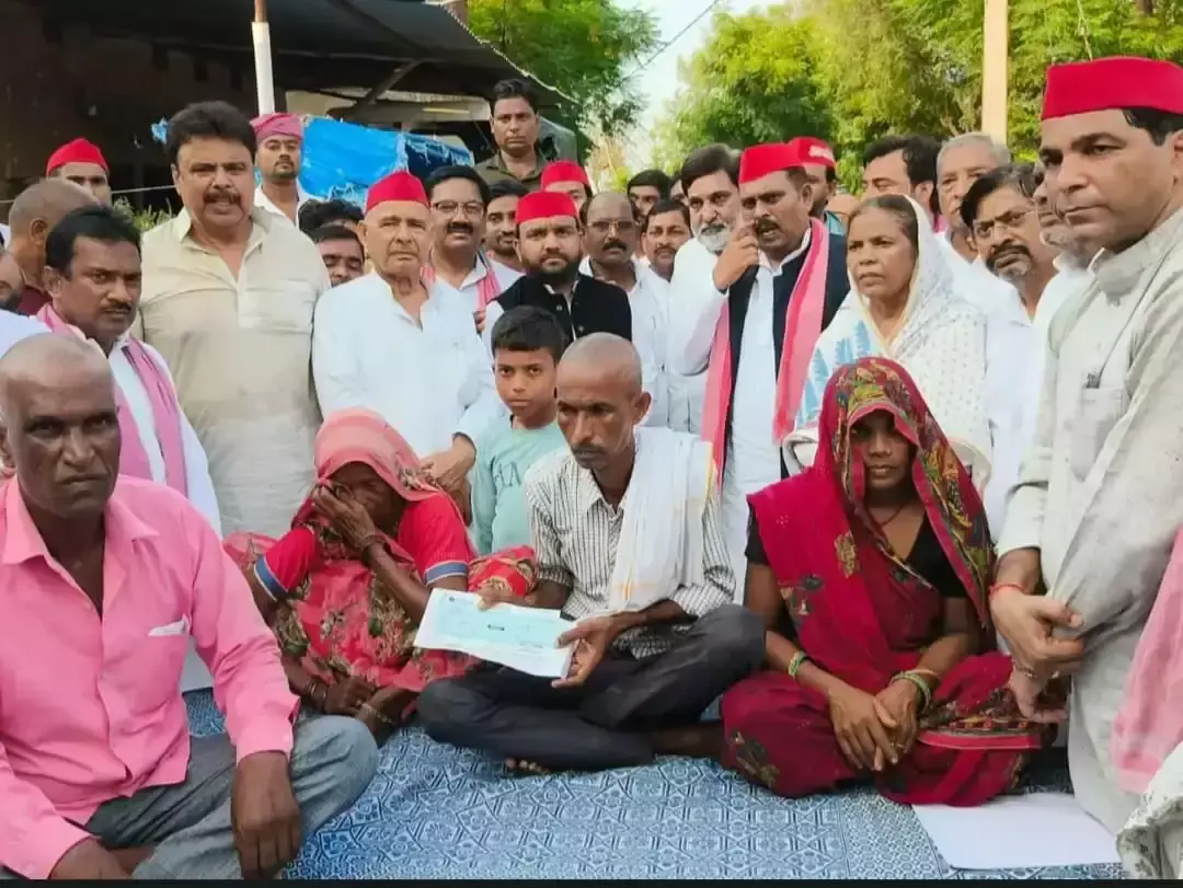 Hardoi: एसपी ने मृतक के परिजनों को दिया एक लाख का सहयोग Hardoi: एसपी ने मृतक के परिजनों को दिया एक लाख का सहयोग