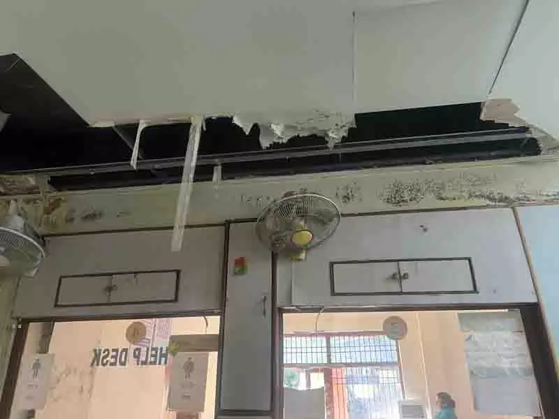 Jalandhar: भारी बारिश के कारण छत गिरने से सेवा केंद्र की सेवाएं प्रभावित Jalandhar: भारी बारिश के कारण छत गिरने से सेवा केंद्र की सेवाएं प्रभावित