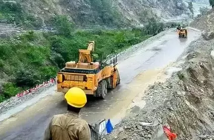 Jammu: बाढ़ प्रभावित सड़कें बहाल कर यातायात सुगम Jammu: बाढ़ प्रभावित सड़कें बहाल कर यातायात सुगम