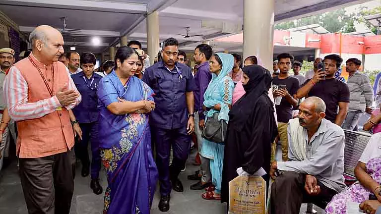 IHBAS में MRI-CT मशीन न होने पर हैरान हुईं CM रेखा गुप्ता IHBAS में MRI-CT मशीन न होने पर हैरान हुईं CM रेखा गुप्ता