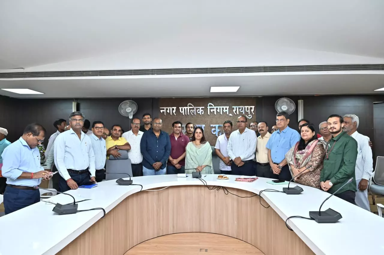 रायपुर : 43 व्यापारियों को नवीन मार्केट पुनर्विकास योजना की दी गई जानकारी रायपुर : 43 व्यापारियों को नवीन मार्केट पुनर्विकास योजना की दी गई जानकारी