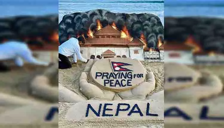 रेत कलाकार सुदर्शन पटनायक ने अपनी कला के माध्यम से Nepal में शांति की प्रार्थना की रेत कलाकार सुदर्शन पटनायक ने अपनी कला के माध्यम से Nepal में शांति की प्रार्थना की