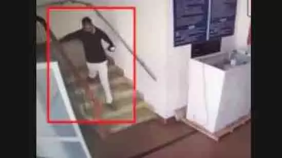 कैंसर इलाज के दौरान किदवई अस्पताल से दोषी फरार, CCTV में भागते हुए कैद कैंसर इलाज के दौरान किदवई अस्पताल से दोषी फरार, CCTV में भागते हुए कैद