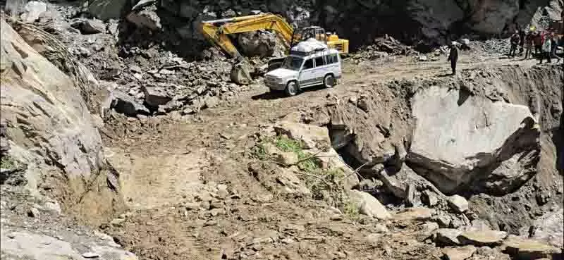 पांगी घाटी में अब कोई सड़क संपर्क नहीं, BRO ने महत्वपूर्ण सड़क को फिर से खोला पांगी घाटी में अब कोई सड़क संपर्क नहीं, BRO ने महत्वपूर्ण सड़क को फिर से खोला