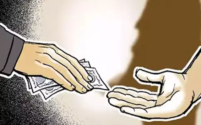 Mumbai: सिडको कर्मचारी रिश्वत लेते रंगे हाथ गिरफ्तार Mumbai: सिडको कर्मचारी रिश्वत लेते रंगे हाथ गिरफ्तार
