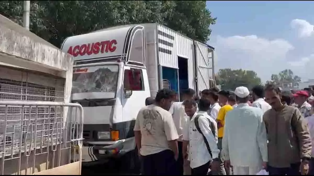 Pune: राजनीतिक जुलूस में घुसा डीजे ट्रक, युवक की मौके पर मौत Pune: राजनीतिक जुलूस में घुसा डीजे ट्रक, युवक की मौके पर मौत