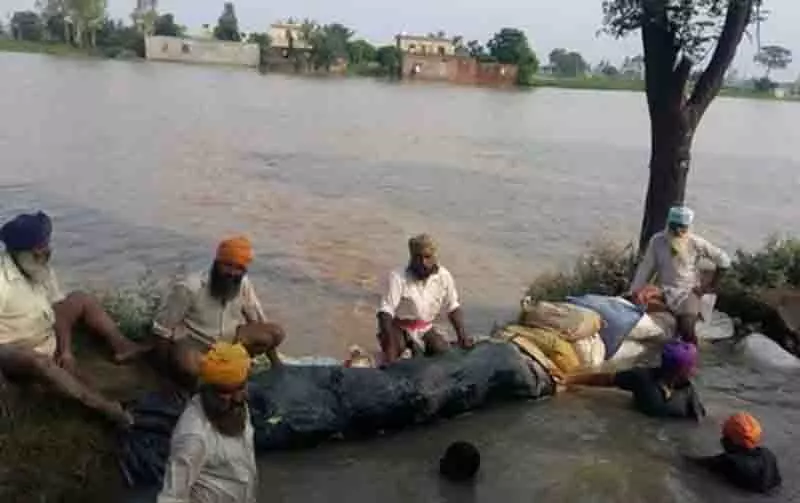 पानी घटने के बाद, Sultanpur Lodhi में टूटे रास्तों को बंद करेंगे ग्रामीण पानी घटने के बाद, Sultanpur Lodhi में टूटे रास्तों को बंद करेंगे ग्रामीण