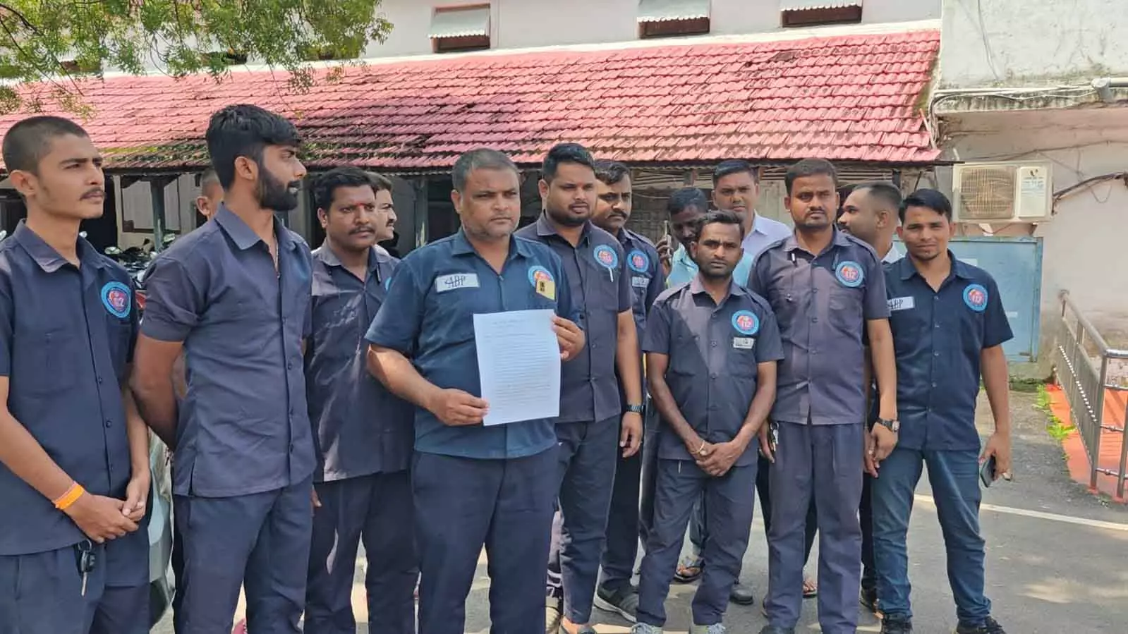 डायल 112 के चालकों को 3 महीने से नहीं मिली सैलरी, रायपुर SSP से मिले डायल 112 के चालकों को 3 महीने से नहीं मिली सैलरी, रायपुर SSP से मिले