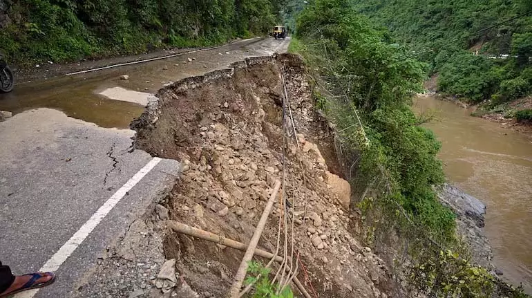 Himachal में चार राष्ट्रीय राजमार्ग समेत 586 सड़कें अवरुद्ध Himachal में चार राष्ट्रीय राजमार्ग समेत 586 सड़कें अवरुद्ध