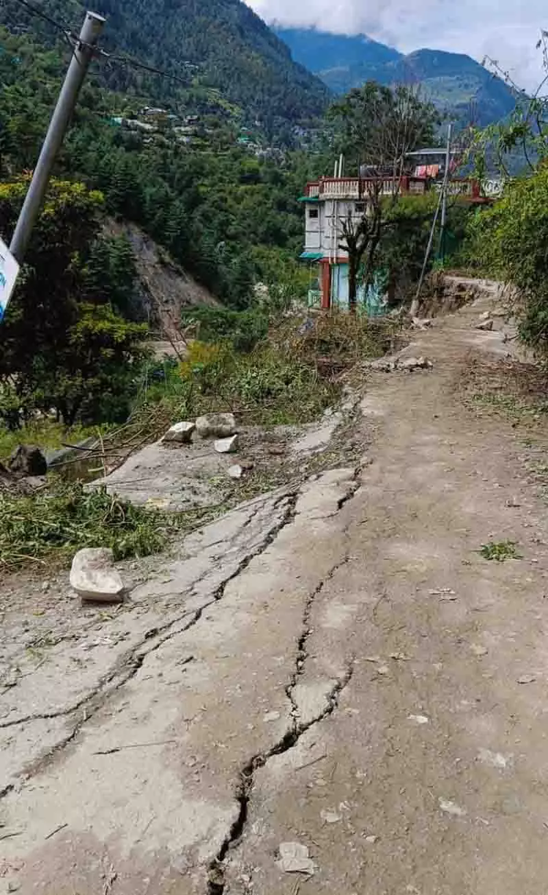Banjar का संपर्क टूटा, बुनियादी सेवाएं बाधित, लेकिन नेताओं ने संकट की ओर आंखें मूंद लीं Banjar का संपर्क टूटा, बुनियादी सेवाएं बाधित, लेकिन नेताओं ने संकट की ओर आंखें मूंद लीं