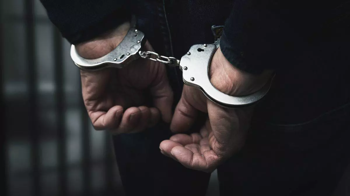 Mumbai: पुलिस ने अवैध शराब जब्त कर आरोपी को दबोचा Mumbai: पुलिस ने अवैध शराब जब्त कर आरोपी को दबोचा