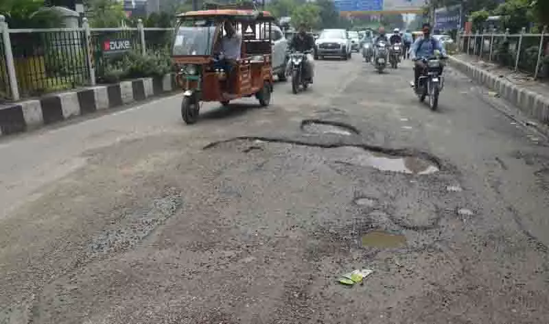 Ludhiana में खस्ताहाल सड़कों पर मानवाधिकार आयोग ने मांगी रिपोर्ट Ludhiana में खस्ताहाल सड़कों पर मानवाधिकार आयोग ने मांगी रिपोर्ट