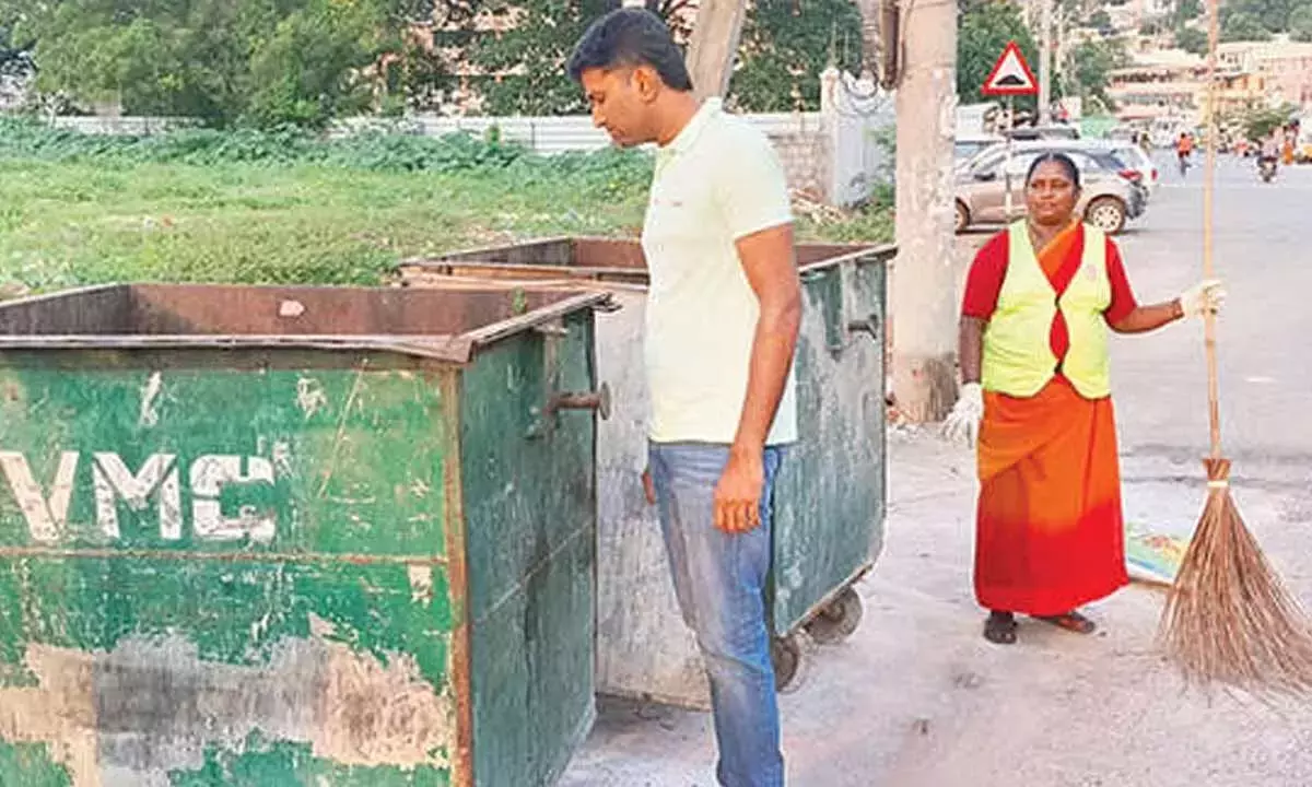 Andhra: वीएमसी आयुक्त ने कचरा मुक्त और गड्ढा मुक्त सड़कों पर जोर दिया Andhra: वीएमसी आयुक्त ने कचरा मुक्त और गड्ढा मुक्त सड़कों पर जोर दिया