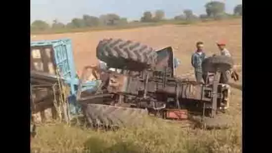 Haryana: भिवानी में ट्रैक्टर-ट्रॉली पलटने से 30 लोग घायल Haryana: भिवानी में ट्रैक्टर-ट्रॉली पलटने से 30 लोग घायल