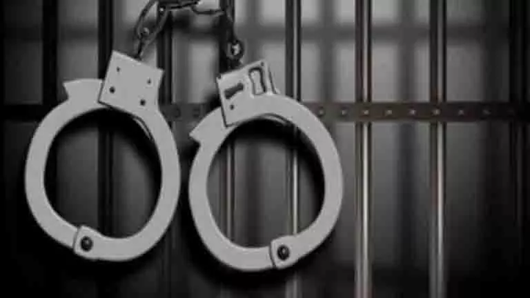 Chennai: पुलिस पर बीयर की बोतल से हमला, दो मोबाइल स्नैचर गिरफ्तार Chennai: पुलिस पर बीयर की बोतल से हमला, दो मोबाइल स्नैचर गिरफ्तार