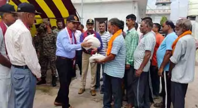 JKESL, टाइगर डिवीजन ने बाढ़ प्रभावित परिवारों को मानवीय सहायता प्रदान की JKESL, टाइगर डिवीजन ने बाढ़ प्रभावित परिवारों को मानवीय सहायता प्रदान की