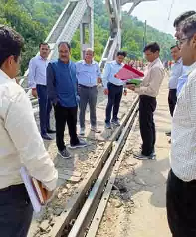 Railway Safety आयुक्त ने रेलवे पुलों का निरीक्षण किया Railway Safety आयुक्त ने रेलवे पुलों का निरीक्षण किया