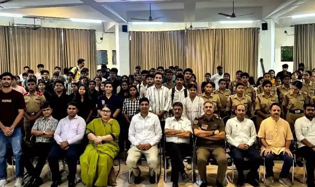 New Delhi: रामजस कॉलेज में छात्रों ने किया ग्रीन और क्लीन कैंपस अभियान New Delhi: रामजस कॉलेज में छात्रों ने किया ग्रीन और क्लीन कैंपस अभियान