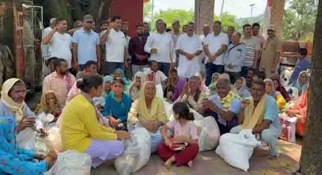 Ganga ने बाढ़ प्रभावित लोगों के बीच राशन वितरित किया Ganga ने बाढ़ प्रभावित लोगों के बीच राशन वितरित किया