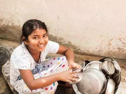 छात्रों को अपने बर्तन खुद धोने को कहा गया; Ashram school अधीक्षक निलंबित छात्रों को अपने बर्तन खुद धोने को कहा गया; Ashram school अधीक्षक निलंबित