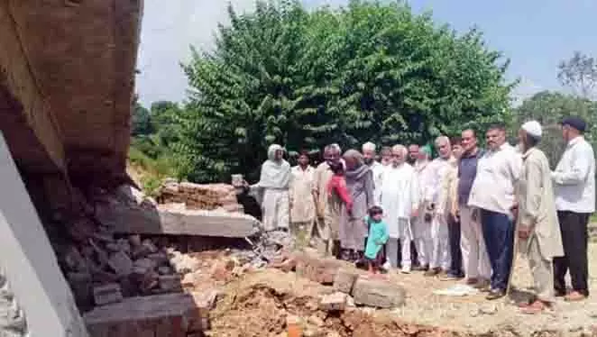 Sadhotra ने खीरी में जमीन धंसने पर चिंता जताते हुए परिवारों के पुनर्वास की मांग की Sadhotra ने खीरी में जमीन धंसने पर चिंता जताते हुए परिवारों के पुनर्वास की मांग की
