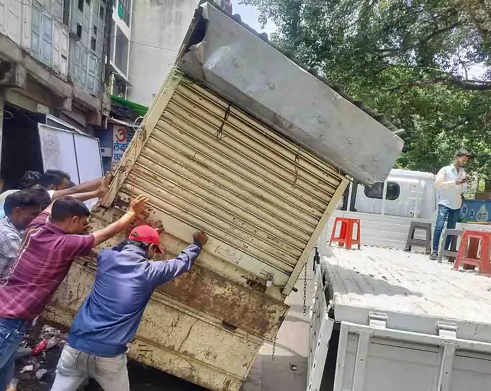 PMC ने औंध, बानेर, हडपसर सहित कई इलाकों में फुटपाथों से अतिक्रमण हटाया PMC ने औंध, बानेर, हडपसर सहित कई इलाकों में फुटपाथों से अतिक्रमण हटाया