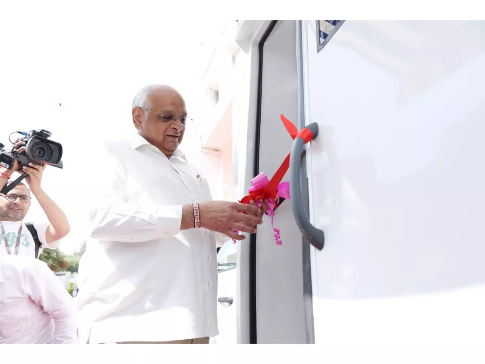 गुजरात के CM ने जिलों में आवंटित 28 उन्नत मोबाइल फोरेंसिक वैन को हरी झंडी दिखाई गुजरात के CM ने जिलों में आवंटित 28 उन्नत मोबाइल फोरेंसिक वैन को हरी झंडी दिखाई