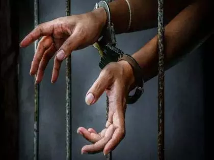 चोरी के मामले में तीन घंटे में चार गिरफ्तार, 3.42 लाख रुपये जब्त चोरी के मामले में तीन घंटे में चार गिरफ्तार, 3.42 लाख रुपये जब्त