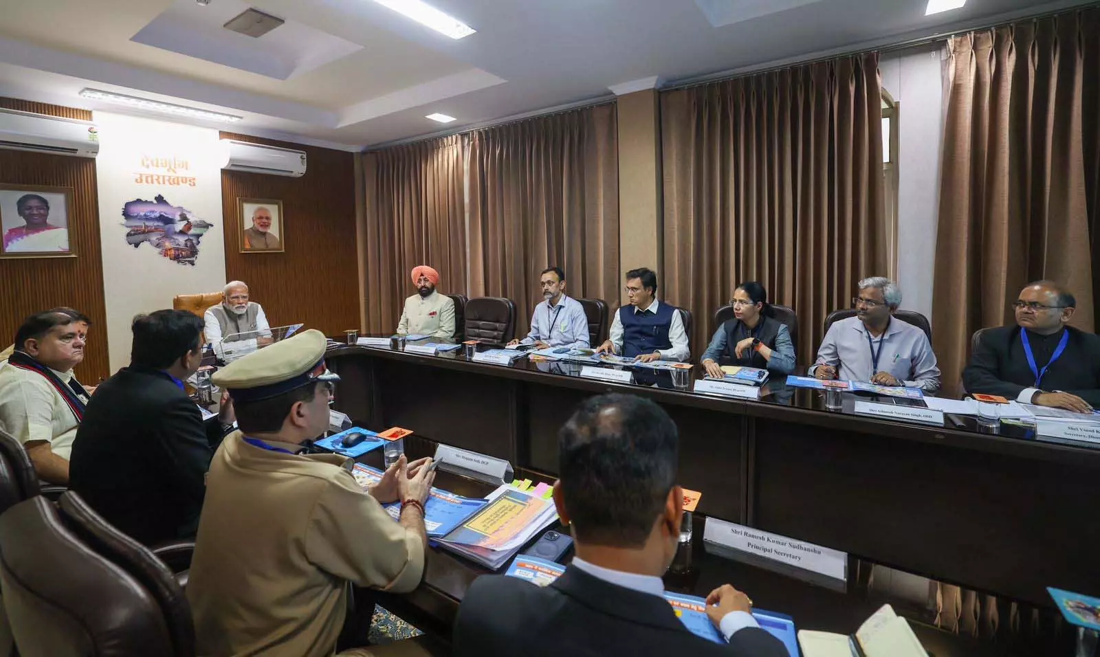 प्रधानमंत्री मोदी ने उत्तराखंड में आपदा प्रभावित क्षेत्रों का हवाई सर्वेक्षण किया प्रधानमंत्री मोदी ने उत्तराखंड में आपदा प्रभावित क्षेत्रों का हवाई सर्वेक्षण किया
