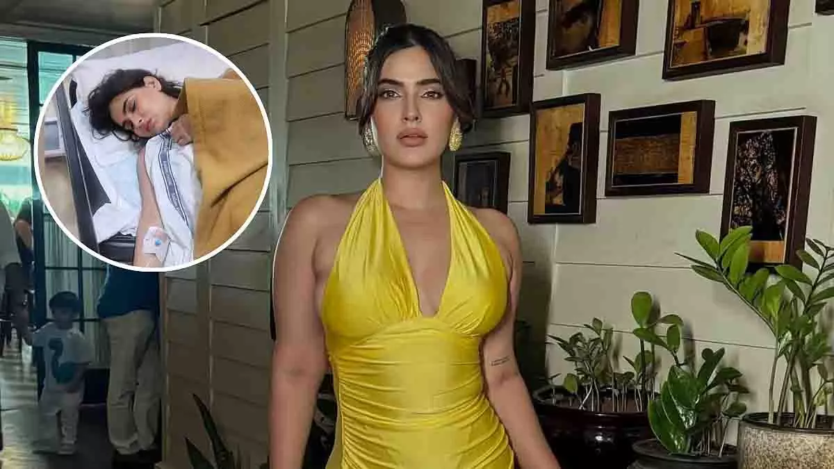 Ragini MMS अभिनेत्री करिश्मा शर्मा चलती मुंबई लोकल ट्रेन से कूद गईं Ragini MMS अभिनेत्री करिश्मा शर्मा चलती मुंबई लोकल ट्रेन से कूद गईं