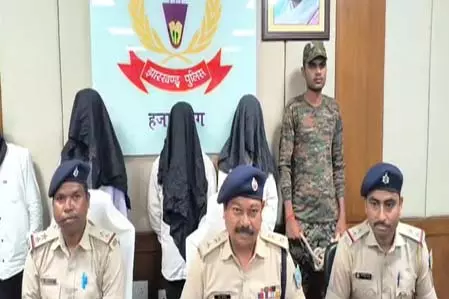 हजारीबाग में फर्जी एंटी करप्शन के 4 अधिकारी गिरफ्तार, दुकानों से वसूल रहे थे पैसे हजारीबाग में फर्जी एंटी करप्शन के 4 अधिकारी गिरफ्तार, दुकानों से वसूल रहे थे पैसे