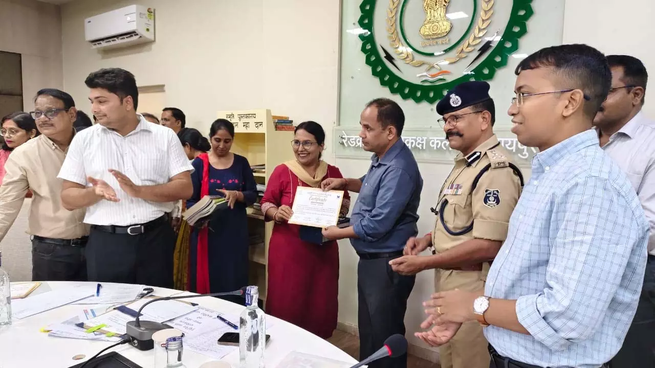 रायपुर में शिक्षा को बढ़ावा, व्याख्याता नीतू शर्मा ने दान की पुस्तकें रायपुर में शिक्षा को बढ़ावा, व्याख्याता नीतू शर्मा ने दान की पुस्तकें