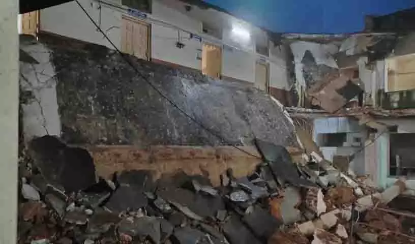 Adilabad में मंत्री के दौरे से पहले कलेक्ट्रेट की छत गिरी Adilabad में मंत्री के दौरे से पहले कलेक्ट्रेट की छत गिरी