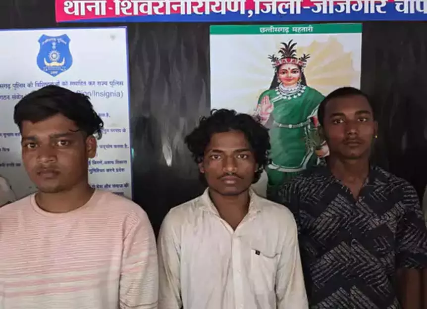 CG: 4 युवकों ने नाबालिग से किया गैंगरेप, 3 आरोपी गिरफ्तार CG: 4 युवकों ने नाबालिग से किया गैंगरेप, 3 आरोपी गिरफ्तार