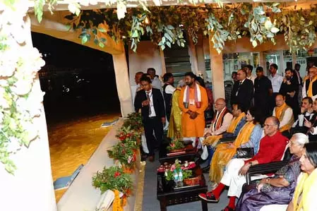 मॉरीशस के प्रधानमंत्री नवीनचंद्र रामगुलाम ने वाराणसी में देखी गंगा आरती मॉरीशस के प्रधानमंत्री नवीनचंद्र रामगुलाम ने वाराणसी में देखी गंगा आरती
