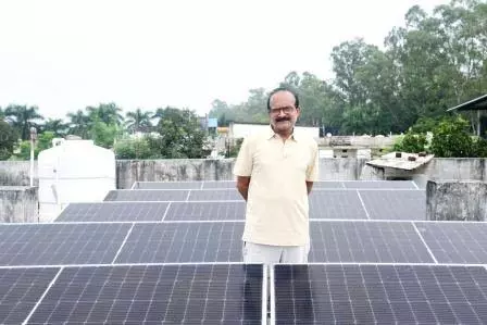 पीएम सूर्य घर योजना से अंबिकापुर के धीरेंद्र नाथ दुबे बने बिजली उत्पादक पीएम सूर्य घर योजना से अंबिकापुर के धीरेंद्र नाथ दुबे बने बिजली उत्पादक