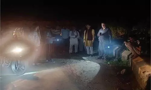 Sirmour: नदी पार करते समय तेज बहाव में बह गया शिक्षक Sirmour: नदी पार करते समय तेज बहाव में बह गया शिक्षक