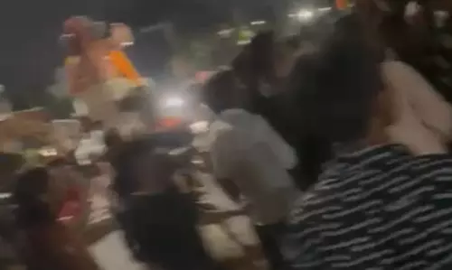 गणपति विसर्जन के दौरान 2 गुटों में हुई मारपीट, वीडियो आया सामने