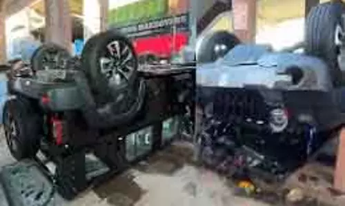 टोटके के लिए नई थार से नींबू कुचलने निकली महिला, SUV शोरूम की पहली मंजिल से गिराई टोटके के लिए नई थार से नींबू कुचलने निकली महिला, SUV शोरूम की पहली मंजिल से गिराई