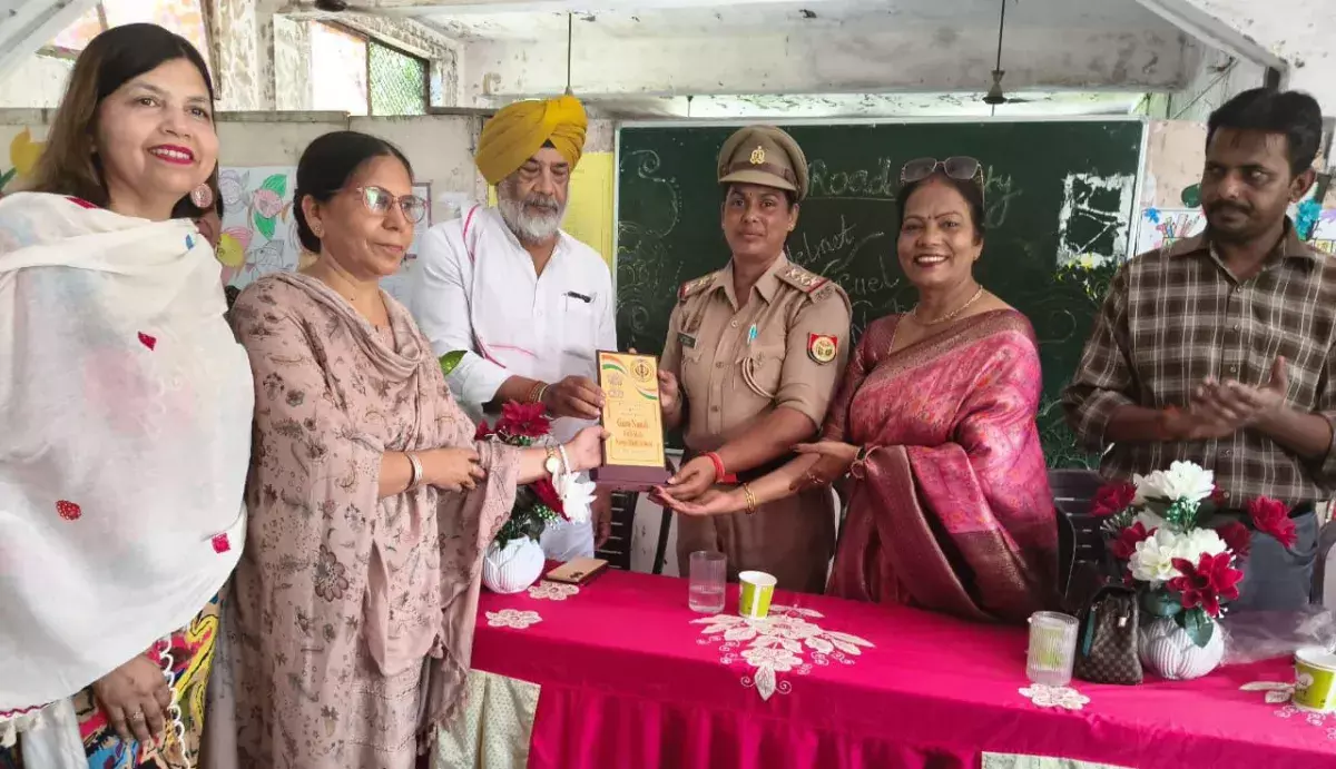 Shahjahanpur: नारी सम्मान और यातायात पर चला अभियान Shahjahanpur: नारी सम्मान और यातायात पर चला अभियान