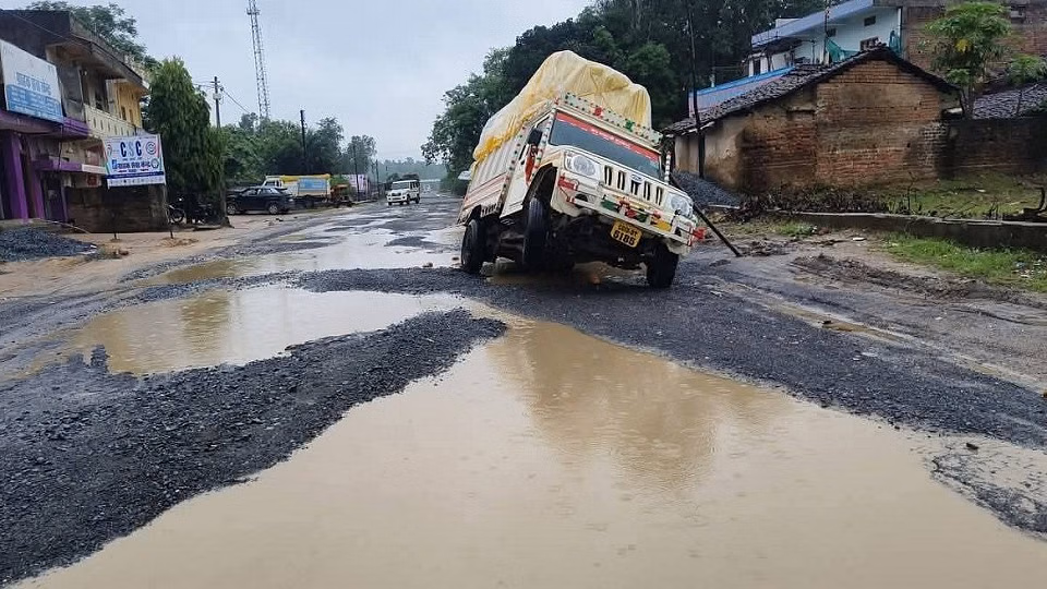 Balrampur: राहगीरों को राजपुर एनएच पर भारी दिक्कत