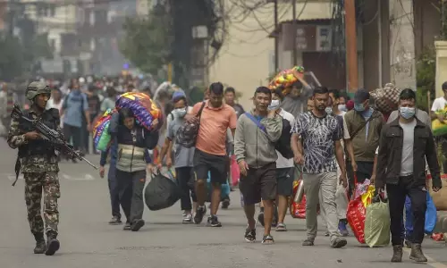 नेपाल हिंसा: जेल से भागे 30 कैदी भारतीय सीमा से गिरफ्तार, मचा हड़कंप नेपाल हिंसा: जेल से भागे 30 कैदी भारतीय सीमा से गिरफ्तार, मचा हड़कंप