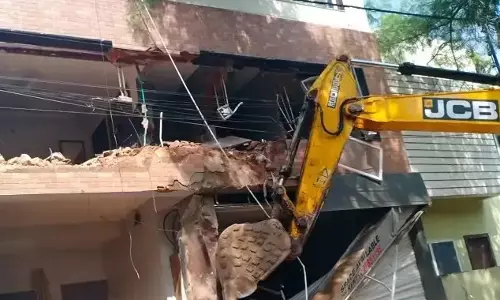 Indore: अवैध होटल के खिलाफ प्रशासन ने उठाया कदम