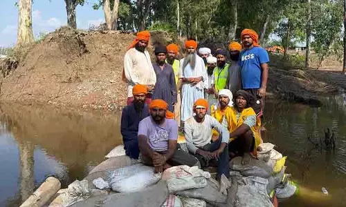 Ajnala में रावी नदी के किनारे 20 से अधिक दरारें पड़ने की खबर, भरने का काम जारी Ajnala में रावी नदी के किनारे 20 से अधिक दरारें पड़ने की खबर, भरने का काम जारी