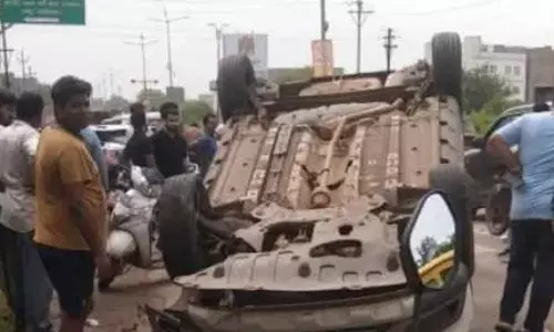 माना में बीजेपी दफ्तर के सामने बड़ा हादसा, कार और बाइक की हुई भिड़ंत माना में बीजेपी दफ्तर के सामने बड़ा हादसा, कार और बाइक की हुई भिड़ंत