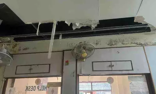 Jalandhar: भारी बारिश के कारण छत गिरने से सेवा केंद्र की सेवाएं प्रभावित Jalandhar: भारी बारिश के कारण छत गिरने से सेवा केंद्र की सेवाएं प्रभावित
