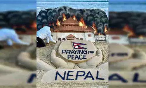 रेत कलाकार सुदर्शन पटनायक ने अपनी कला के माध्यम से Nepal में शांति की प्रार्थना की रेत कलाकार सुदर्शन पटनायक ने अपनी कला के माध्यम से Nepal में शांति की प्रार्थना की